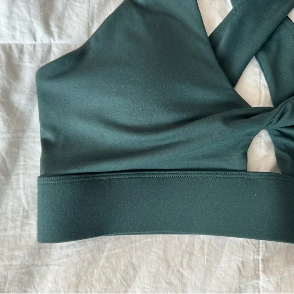 Fabletics twist front sports bra Med - Picture 2 of 6